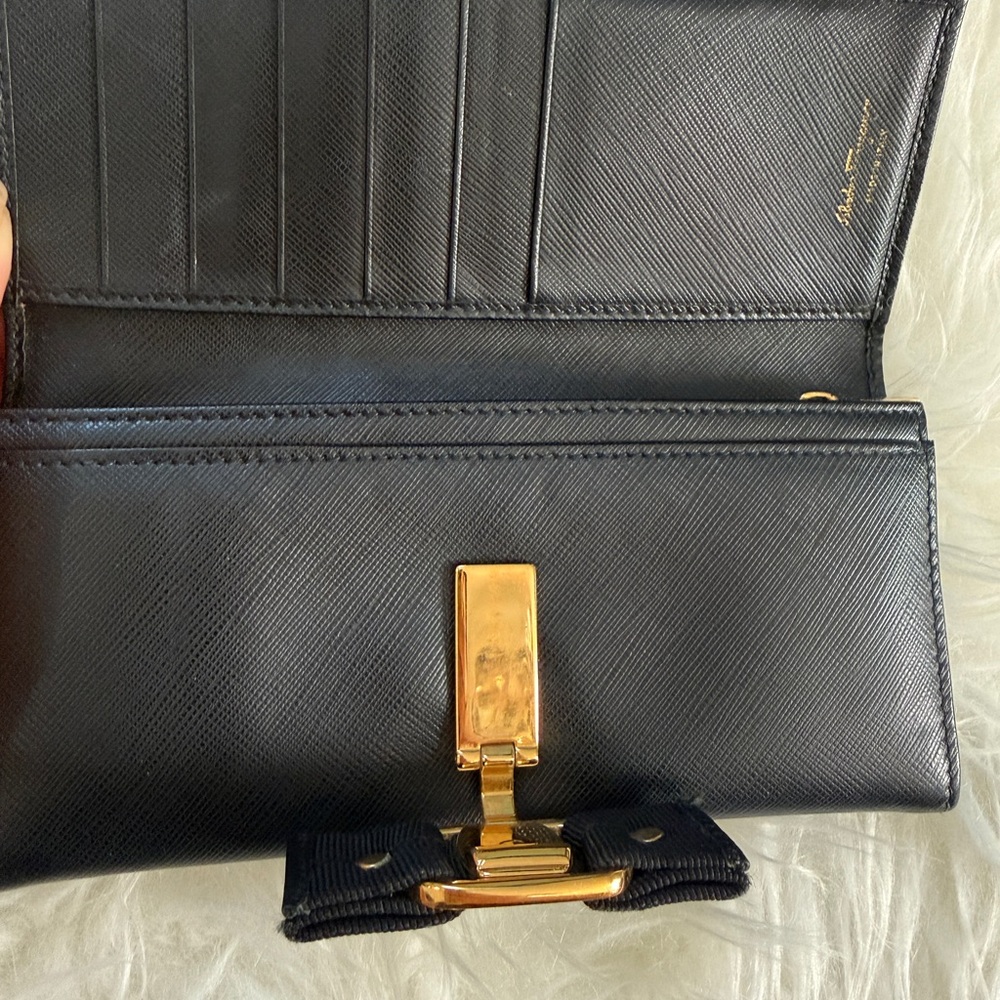 Salvatore Ferragamo Black Leather Vara Bow Wallet with Gold Hardware - Picture 4 of 8